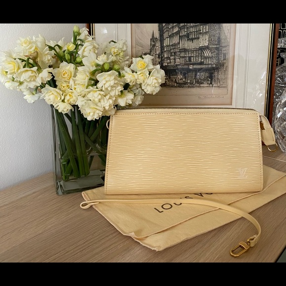 Louis Vuitton Epi Leather Pochette - Vanilla - Picture 10 of 16